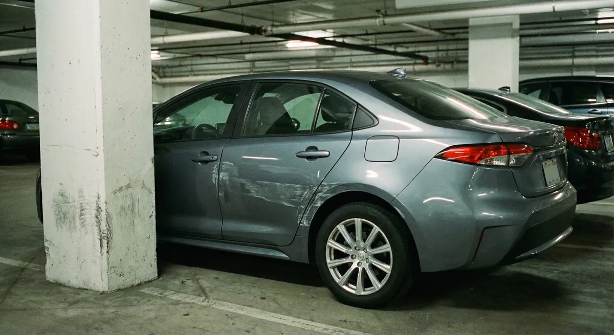 Carro batido na garagem, situação coberta pela franquia do seguro